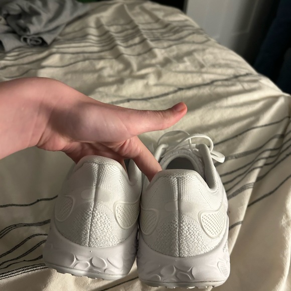 New Balance 1080 V12 - Picture 2 of 4